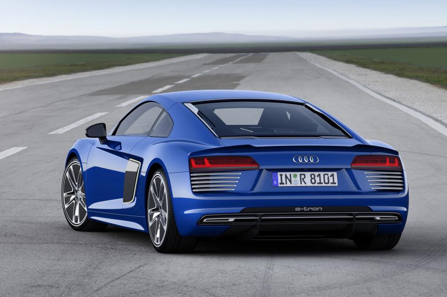  Audi R8 e-tron 2015 года  (фото 4 из 21)